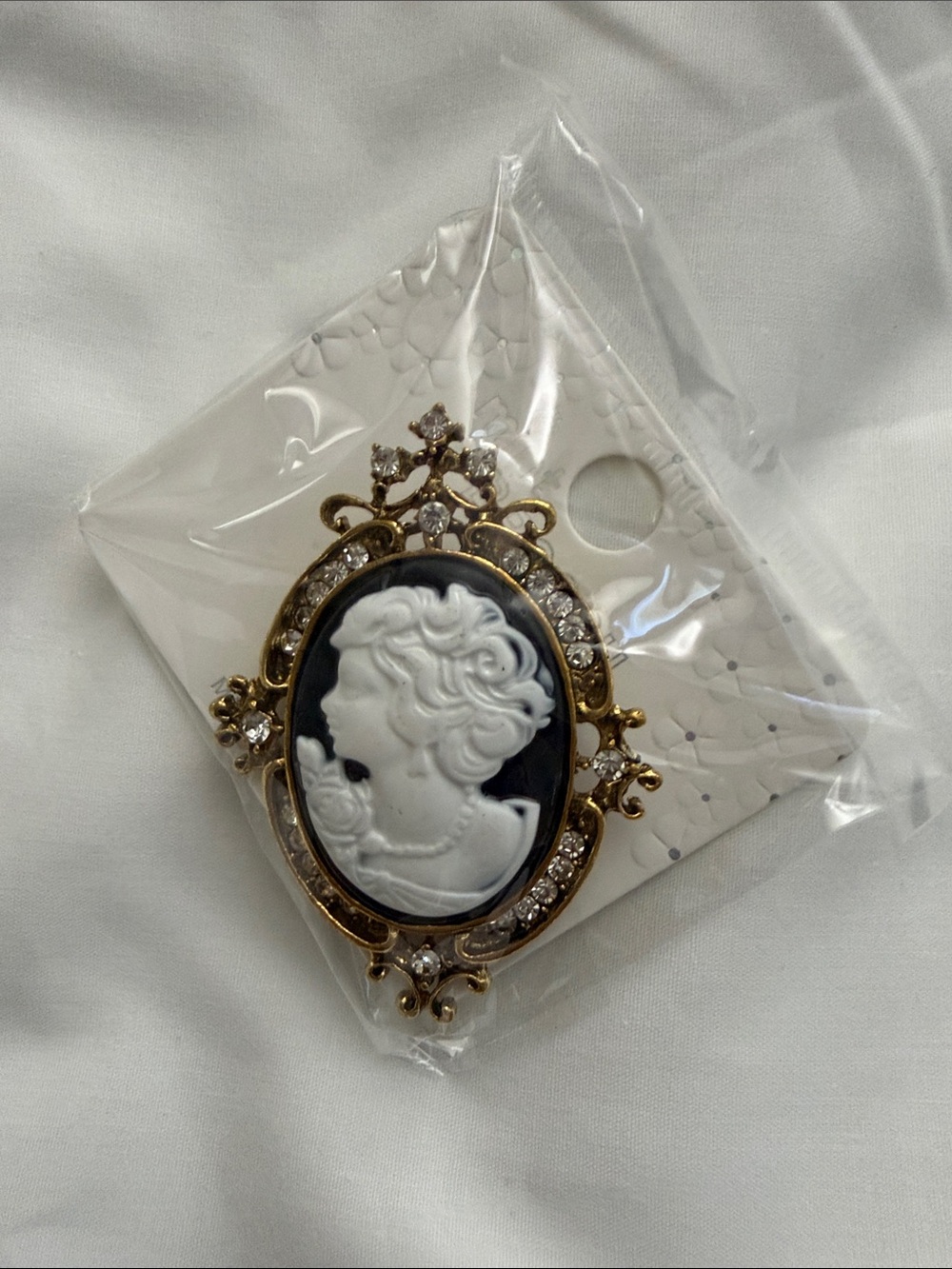 Vintage-Style Black & White Cameo Brooch - Gold Frame